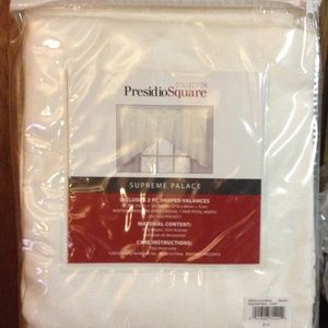 1 Pair of Presidio Square Collect Supreme Valance